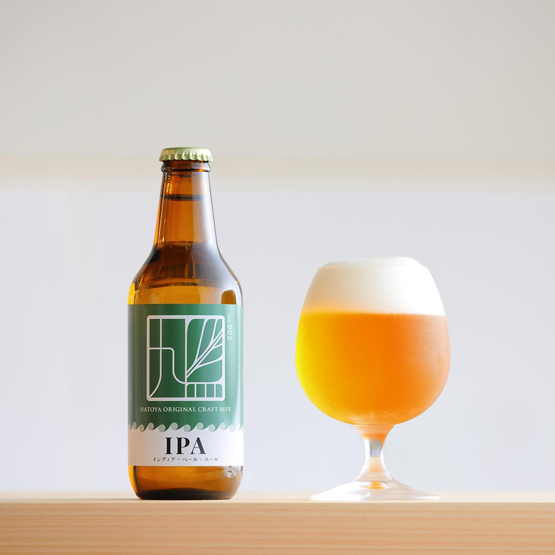 IPAのビールボトルと、グラスに注いだビールの写真