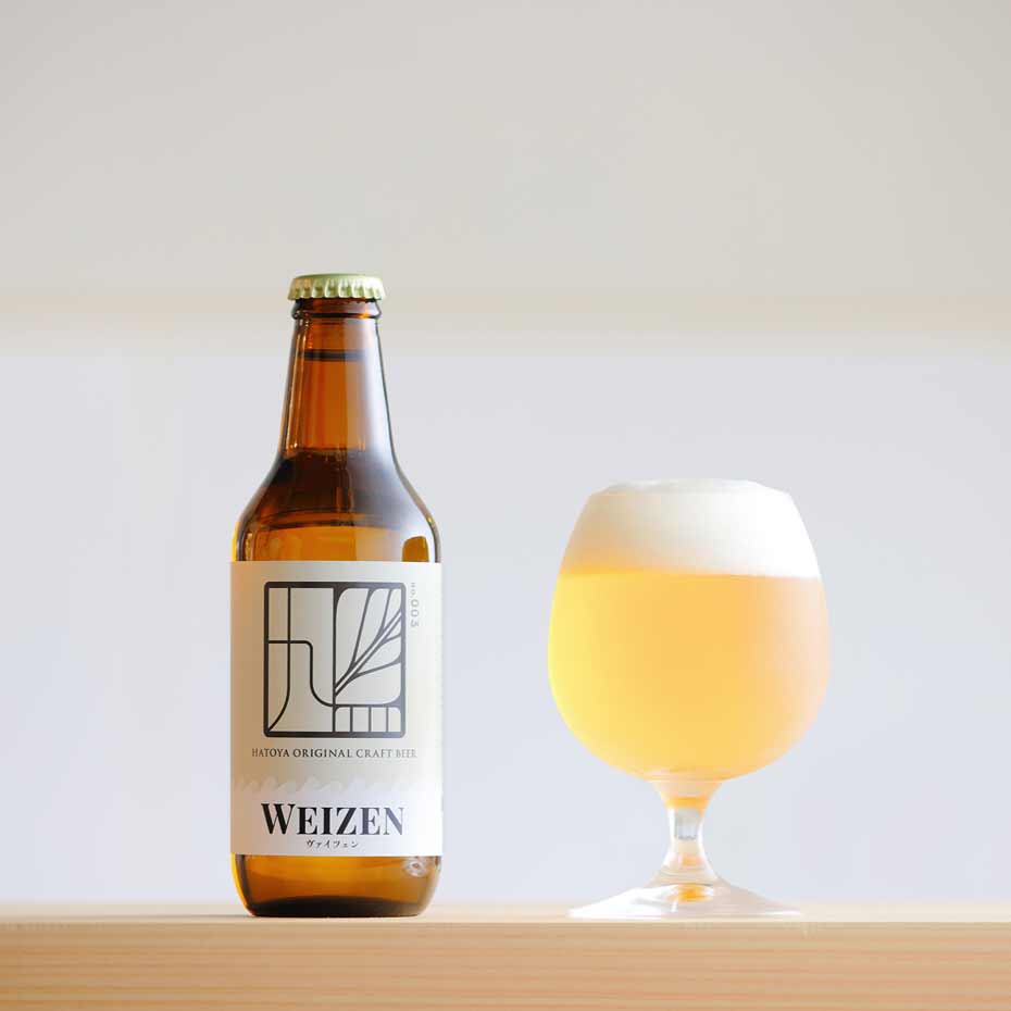 ヴァイツェンのボトルと、グラスにビールを注いだ写真