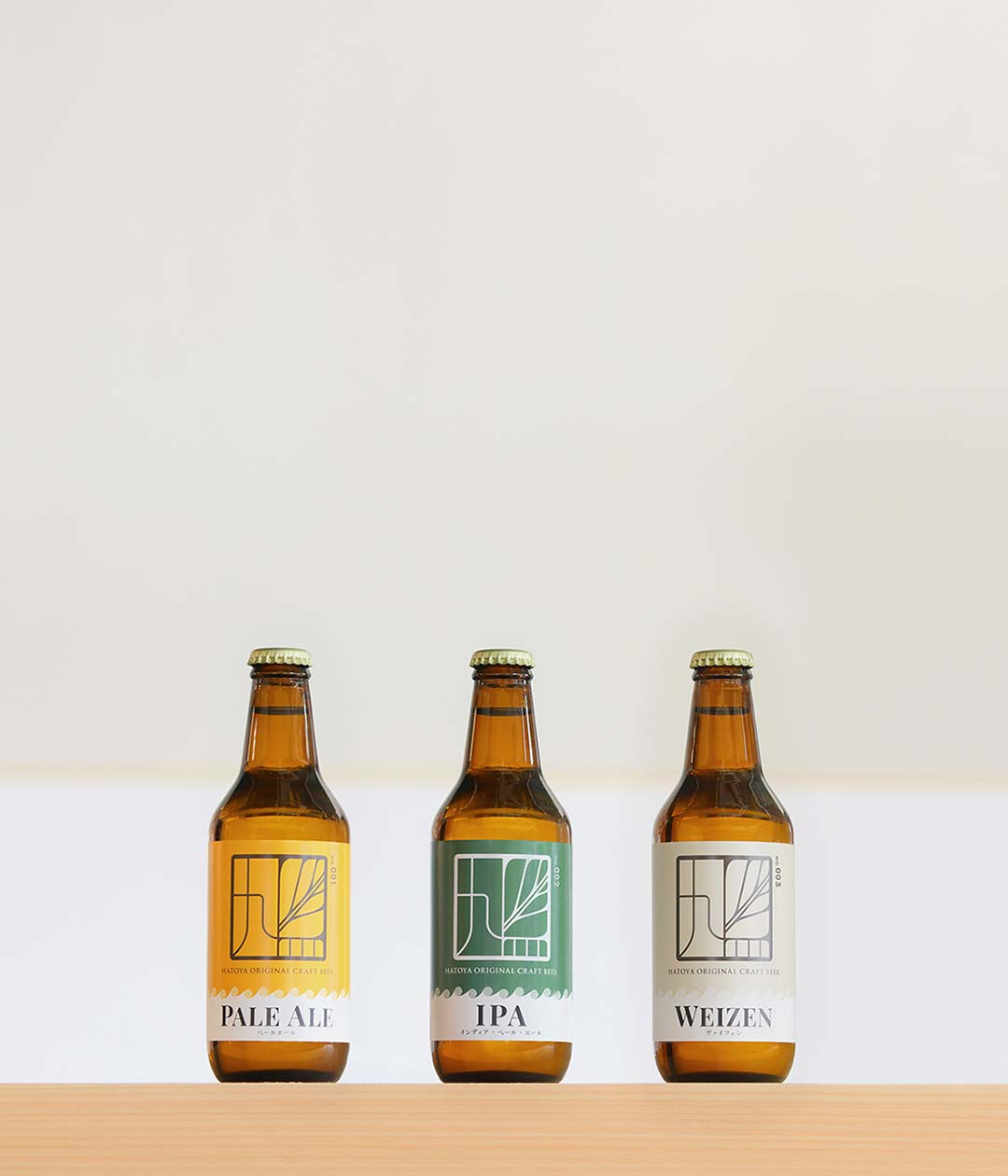 ビールボトルと大麦やポップが並べられたイメージ写真